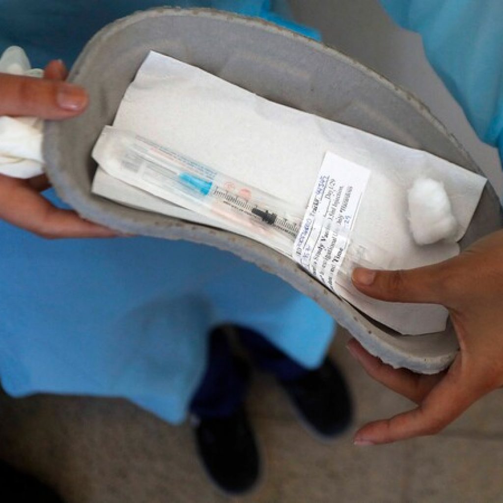 Suspenden vacunación de segunda dosis de AstraZeneca a menores de 45 años