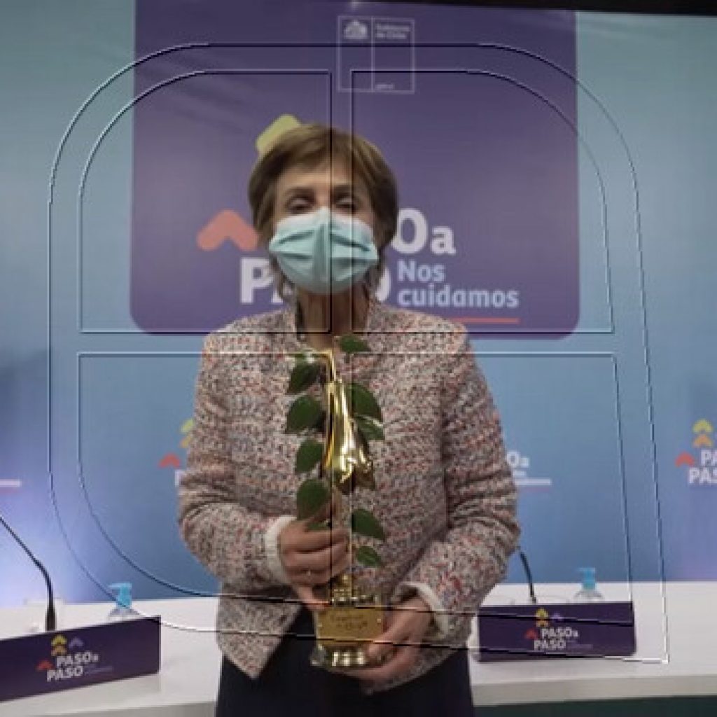 Subsecretaria Paula Daza se convierte en la reina del "Copihue de Oro"