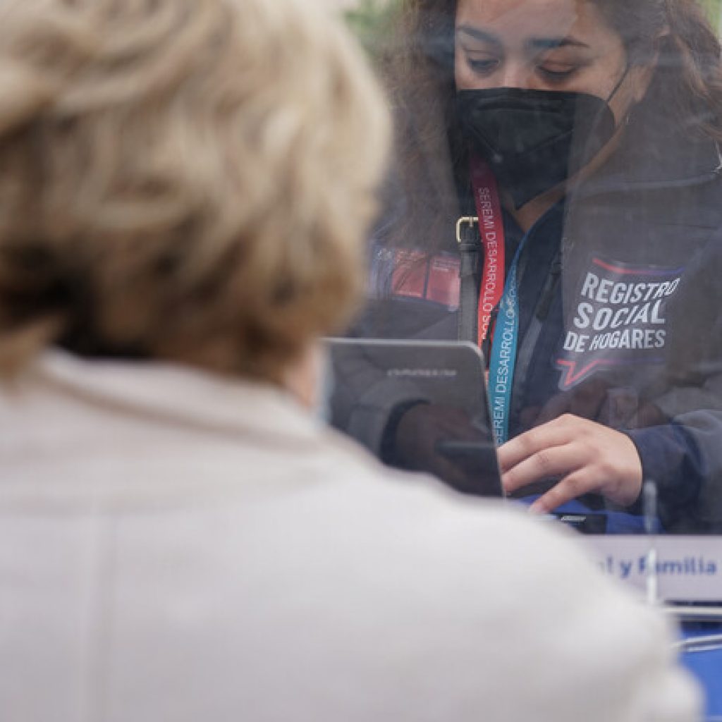 IFE Universal: Ministra Rubilar participó de operativo del RSH en Las Condes