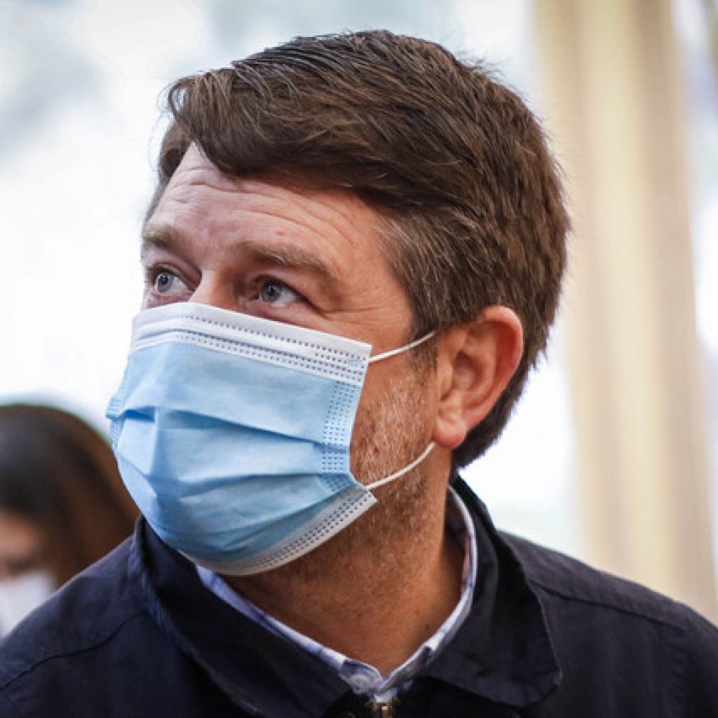 Claudio Orrego concurre a votar acompañado de alcaldes de la RM