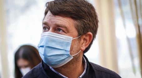 Claudio Orrego concurre a votar acompañado de alcaldes de la RM