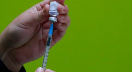 Autoridades llaman a jóvenes a vacunarse contra el COVID-19