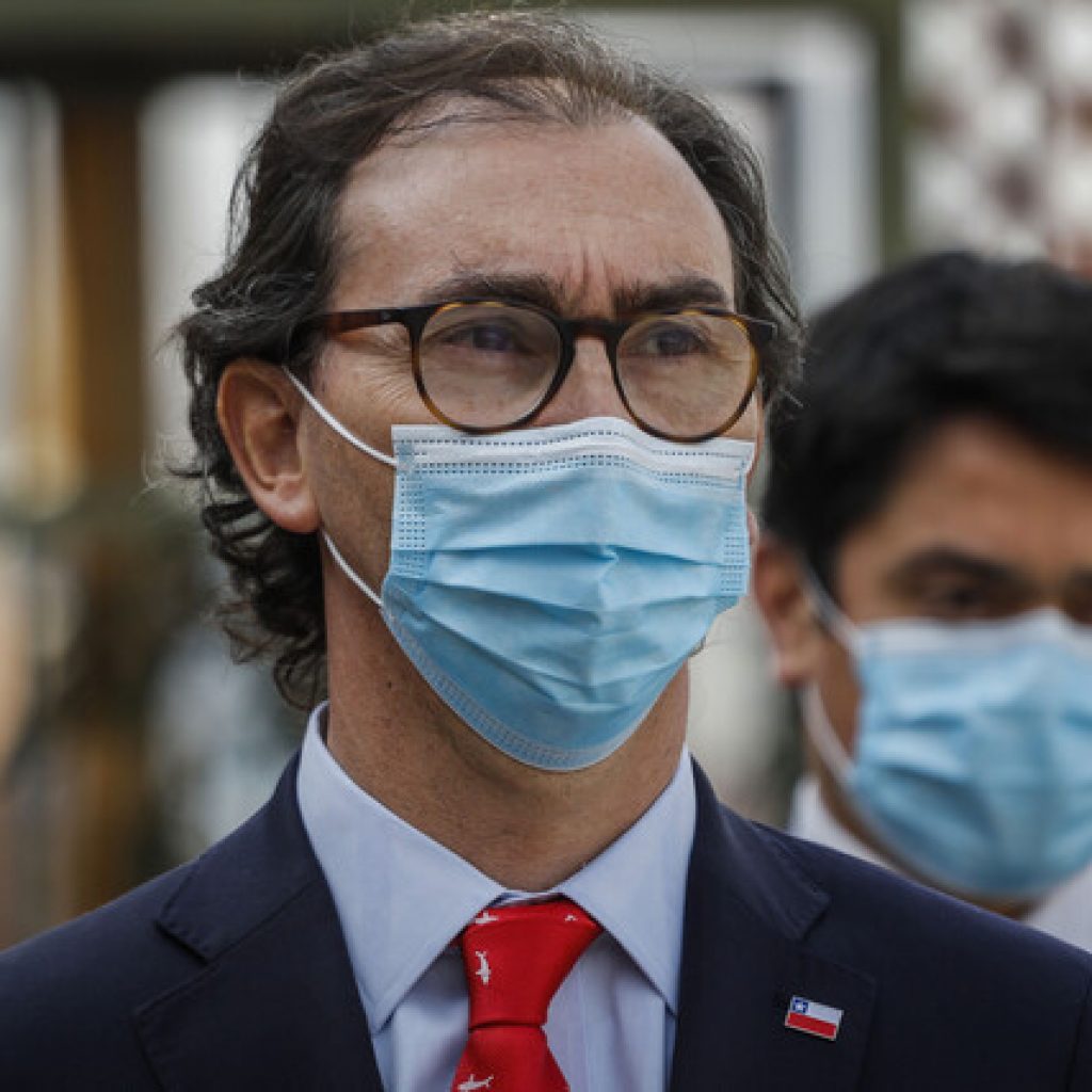 Fenats y Colegio de Profesores piden renuncia del Ministro de Educación