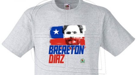 Blackburn Rovers lanza línea de camisetas con rostro de Ben Brereton