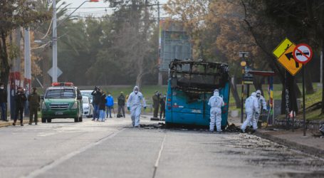 Sujetos incendiaron bus del Transantiago en la comuna de Peñalolén