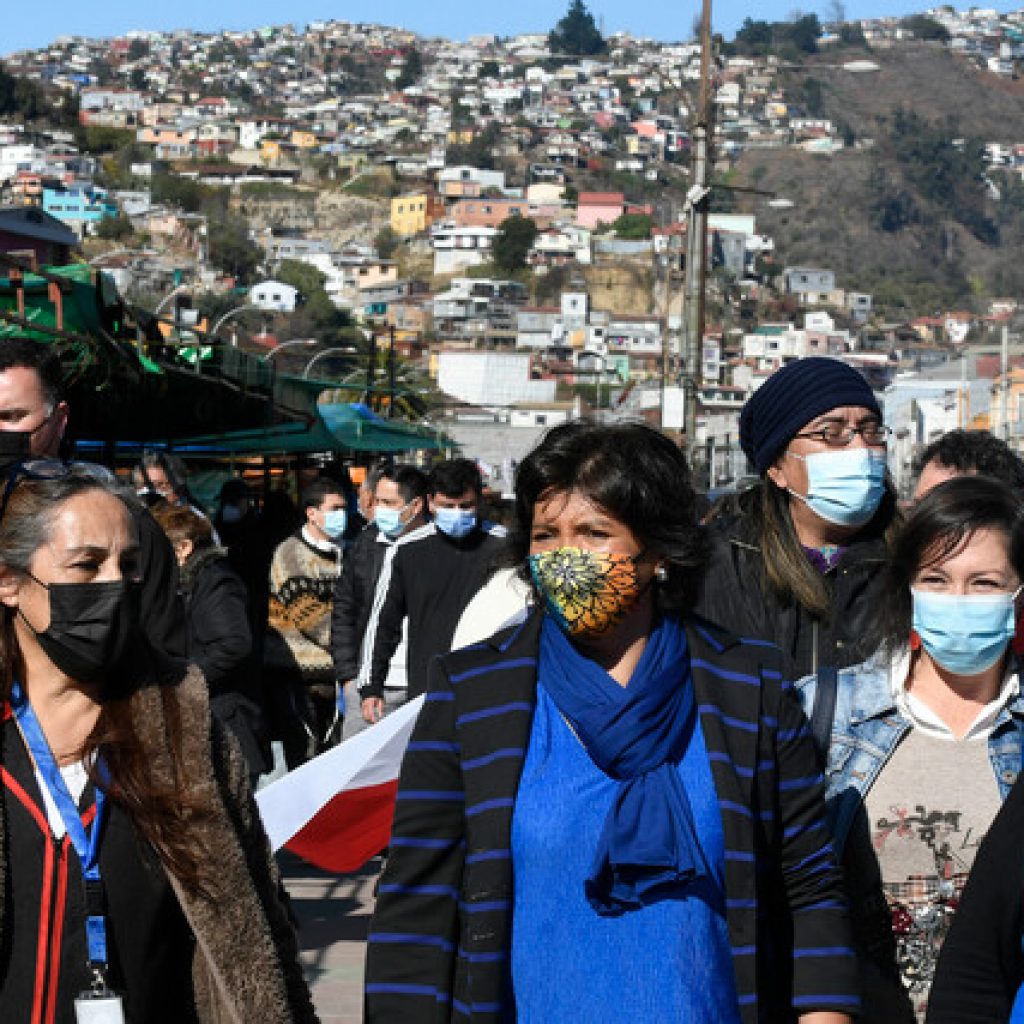 Provoste recorre feria libre en Valparaíso para habla sobre el Bono Alivio
