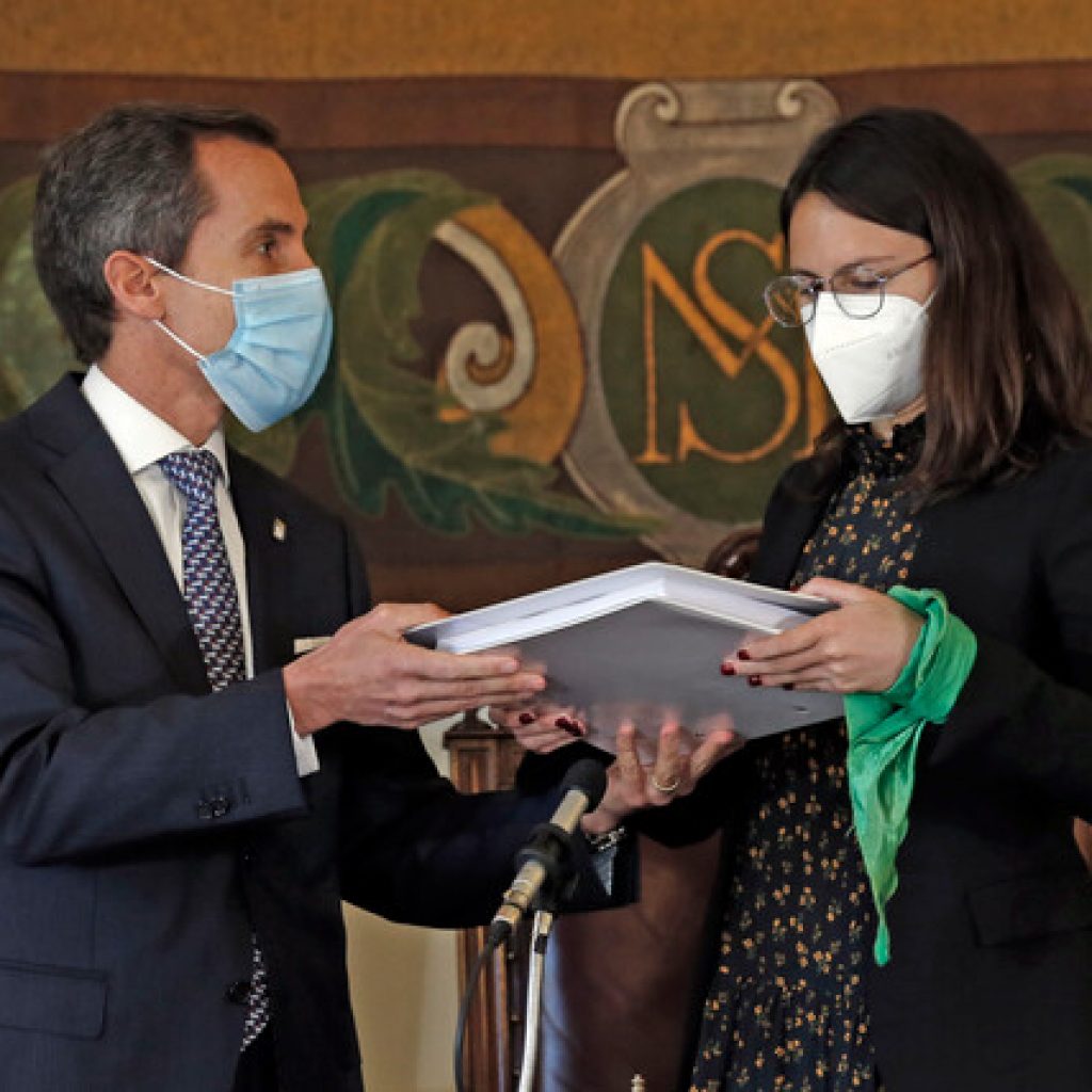 Irací Hassler asume como alcaldesa de Santiago