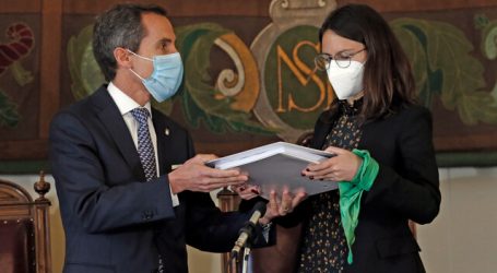 Irací Hassler asume como alcaldesa de Santiago