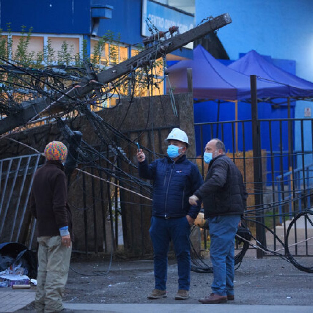 Camión botó dos postes del tendido eléctrico frente al Hospital Sótero del Río