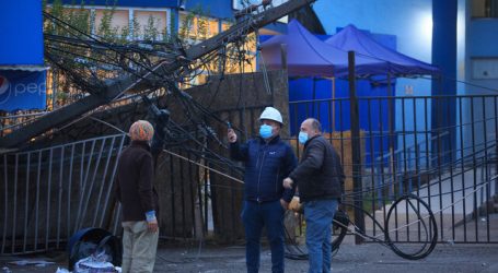 Camión botó dos postes del tendido eléctrico frente al Hospital Sótero del Río