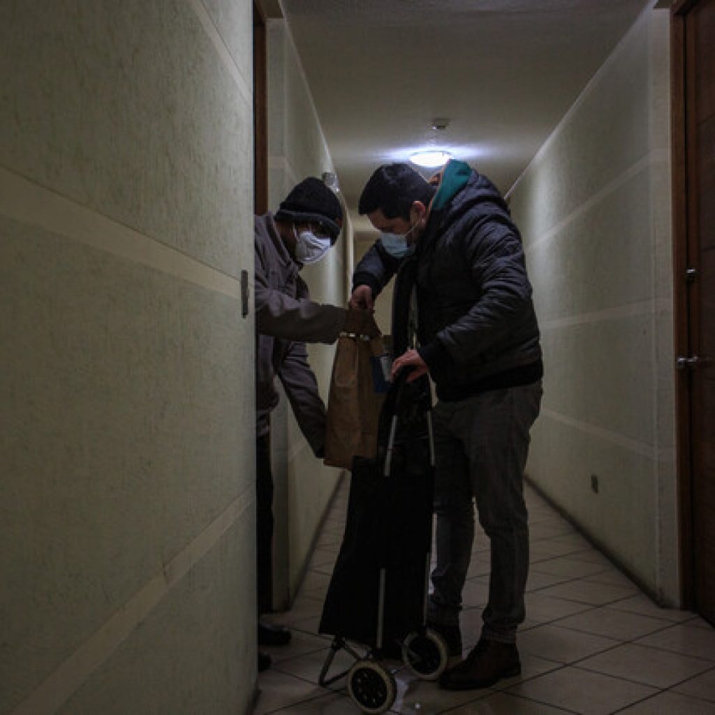 Ollas comunes y entrega de alimentos en barrios de clase media