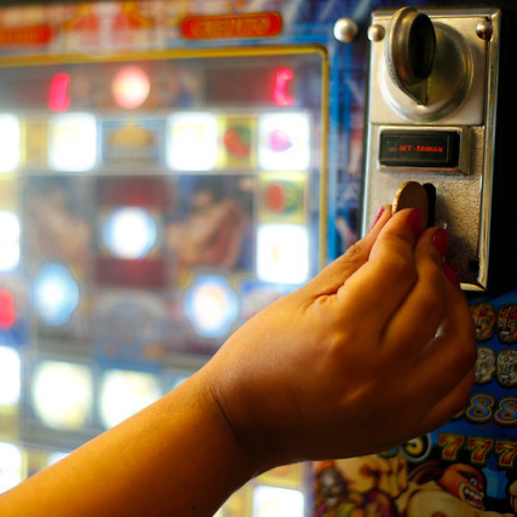 Multas y cárcel arriesgarán quienes exploten máquinas tragamonedas