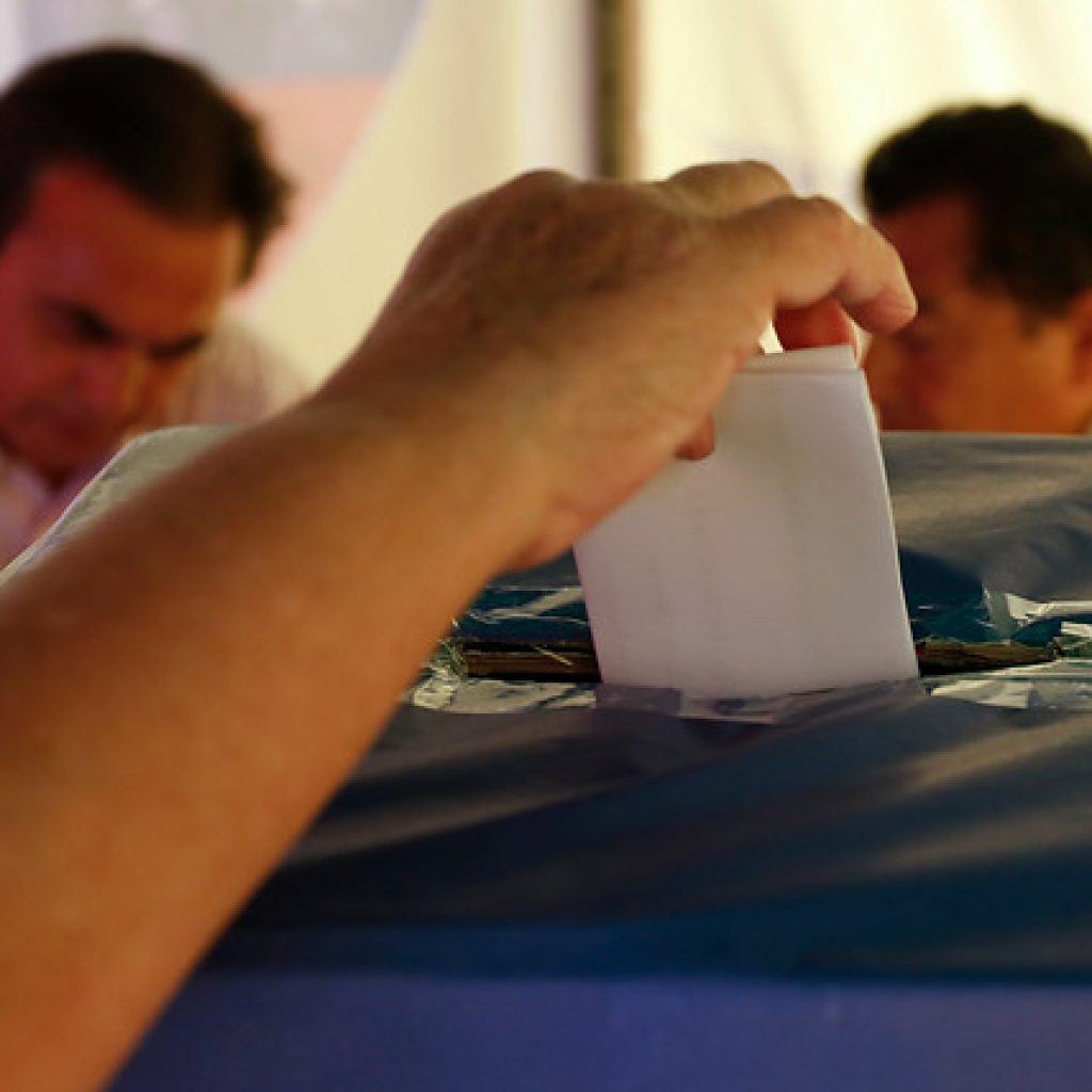 Abren los colegios electorales para la decisiva segunda vuelta en Perú