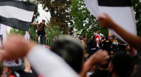 Barristas de Colo Colo llegan al Monumental para realizar el ‘arengazo’