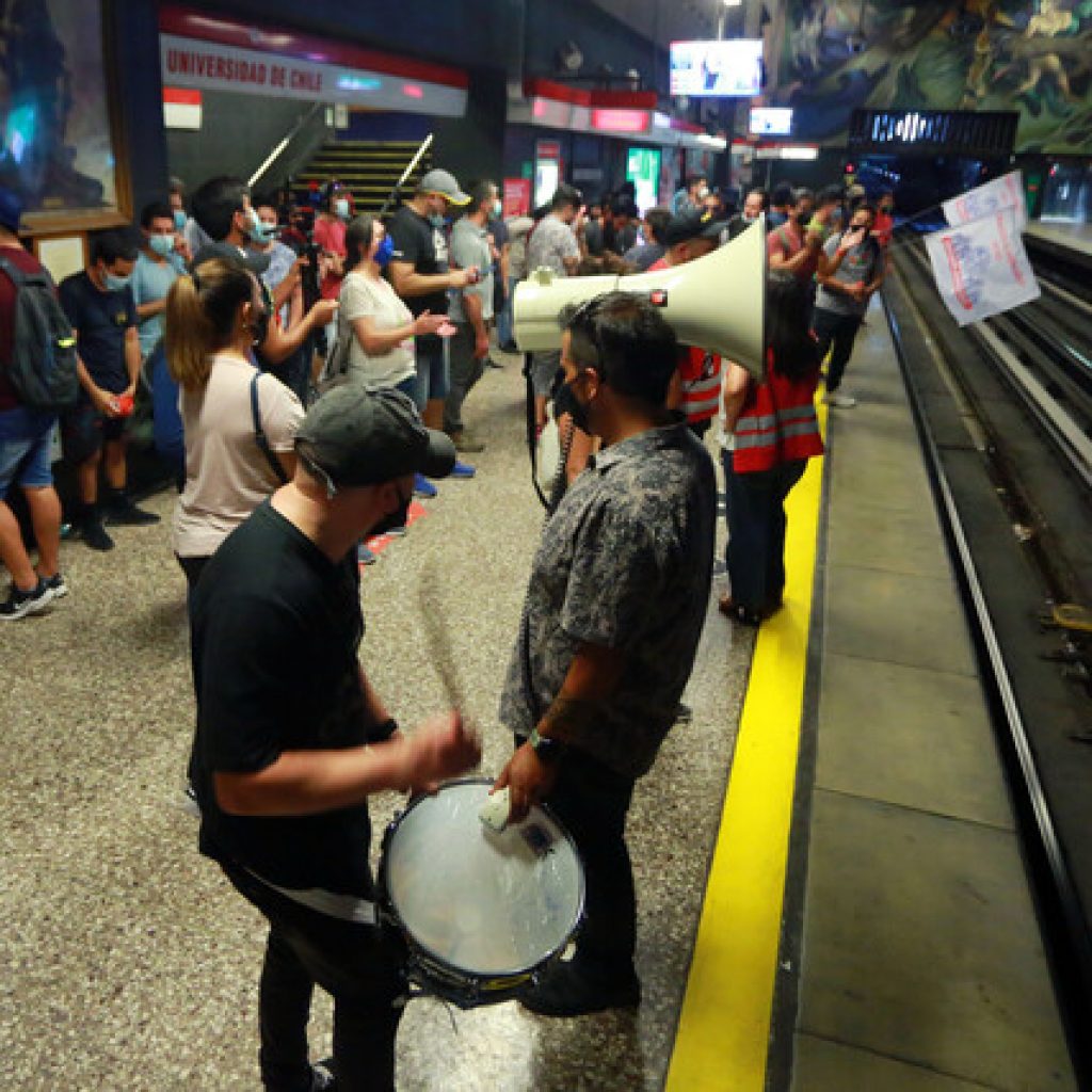 Trabajadores de Metro protestan dejando pasar gratis a pasajeros en la Línea 1