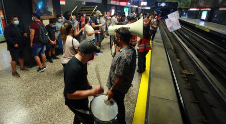 Trabajadores de Metro protestan dejando pasar gratis a pasajeros en la Línea 1