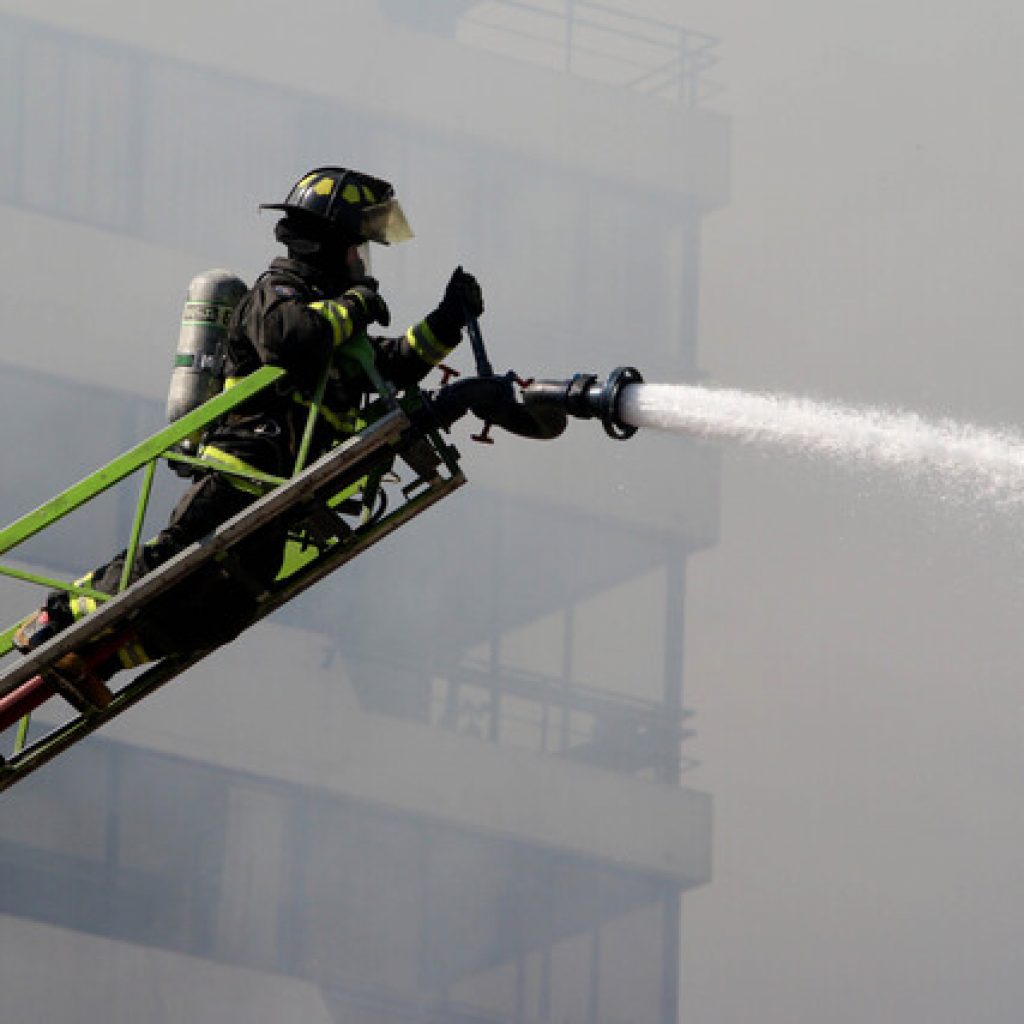 Bomberos trabaja en control de incendio en pleno centro de Santiago