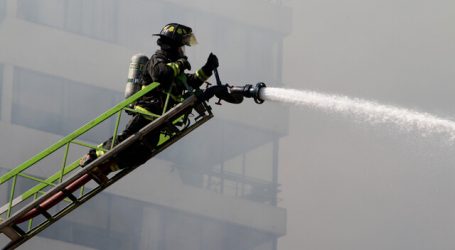 Bomberos trabaja en control de incendio en pleno centro de Santiago
