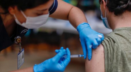 Autoridades participan en la vacunación contra el COVID-19 de jóvenes de 17 años