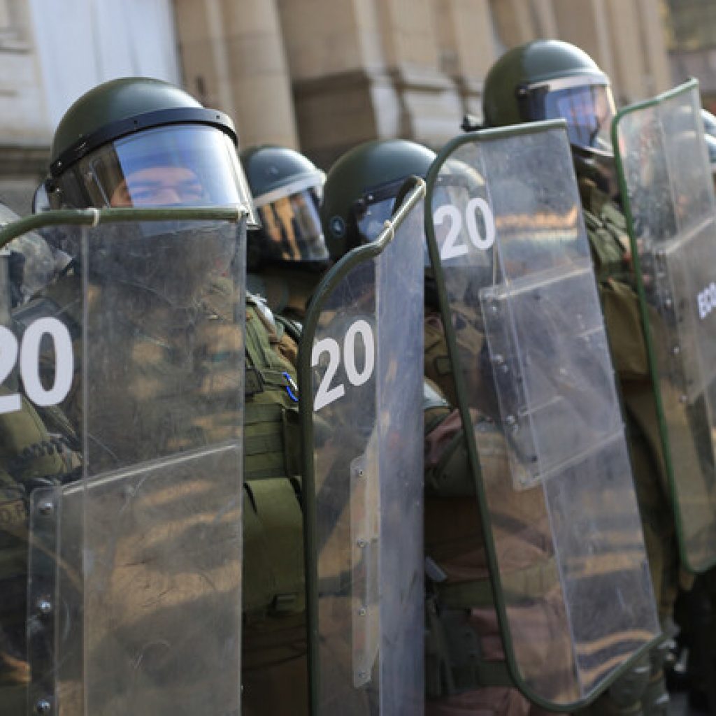 Carabineros detiene a 2 convencionales en manifestación por presos del estallido