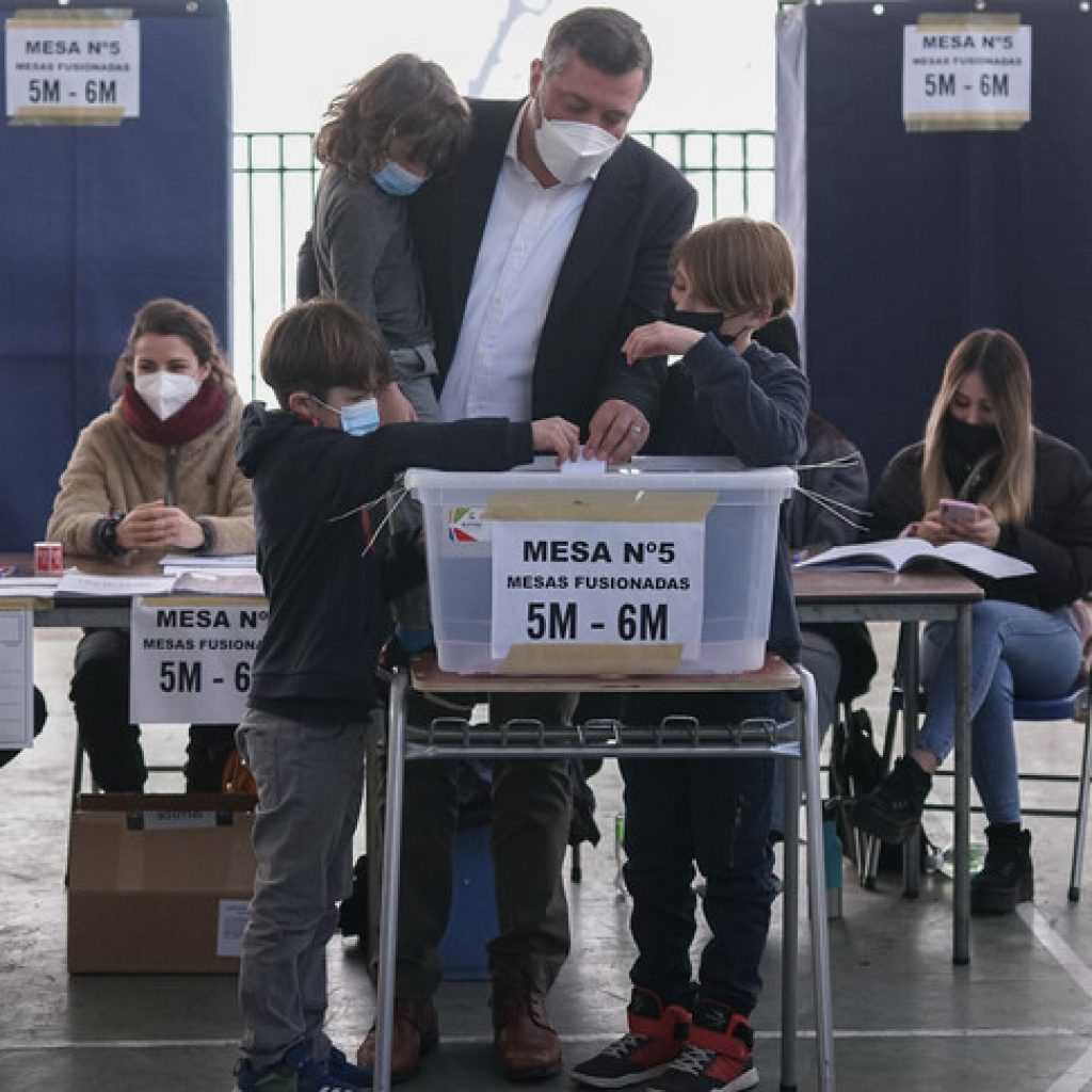 Sichel tras votar: La política debe ser “menos corbata y más bototos”