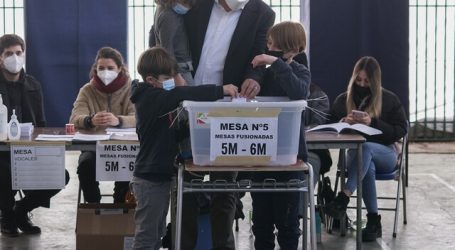Sichel tras votar: La política debe ser “menos corbata y más bototos”