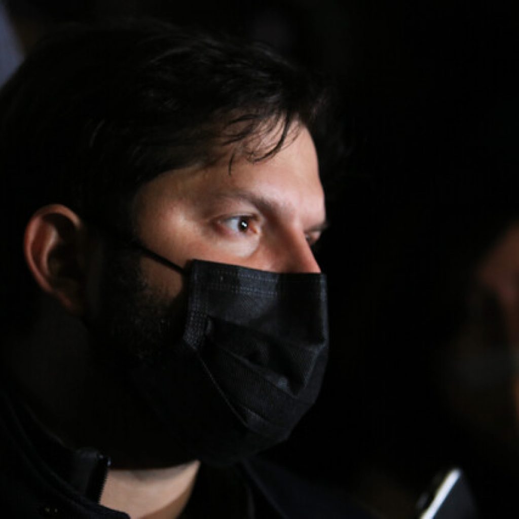 Gabriel Boric fue increpado en visita al penal Santiago 1