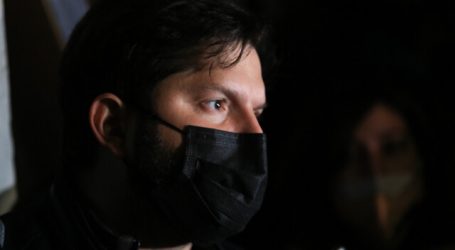 Gabriel Boric fue increpado en visita al penal Santiago 1