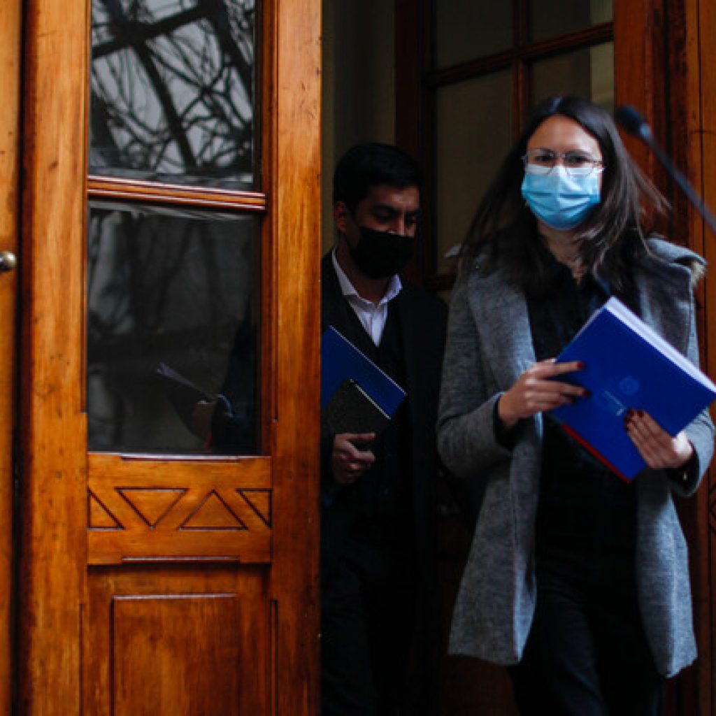 Alcaldesa de Santiago se reunió con el ministro de Educación