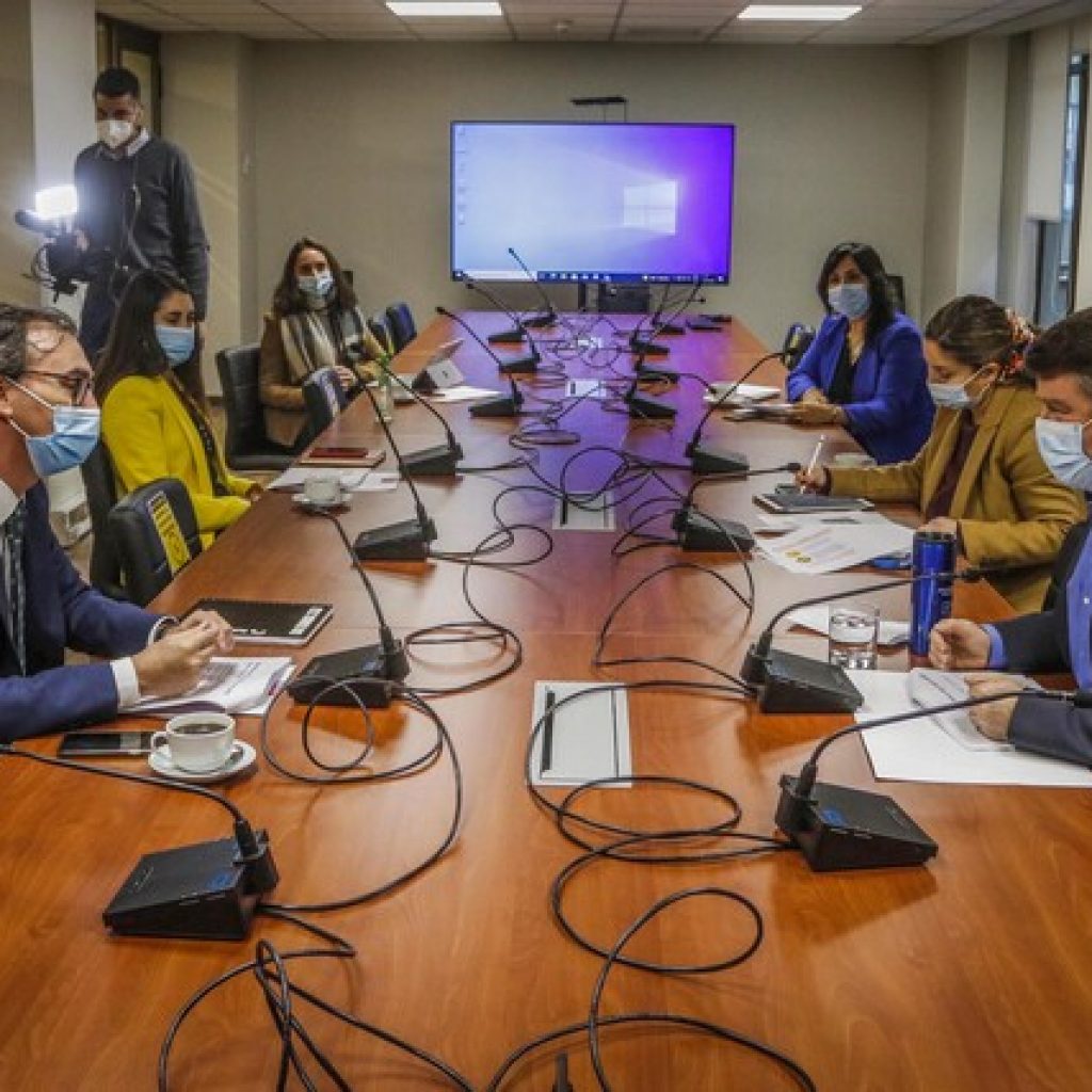 Orrego exige a Figueroa garantizar condiciones sanitarias para retorno a clases