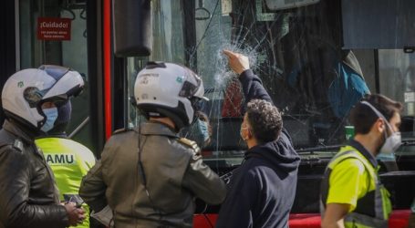 Desconocidos lanzan elementos contundentes a bus del Transantiago tras accidente