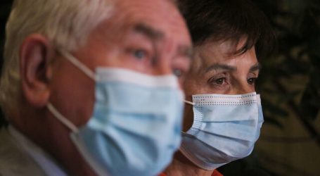 Llega cargamento de Pfizer y Paris advierte que vacunatorios no pueden cerrar