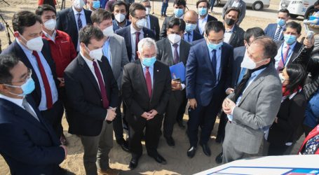 Autoridades y ejecutivos de Sinovac visitan posible terreno de planta de vacunas