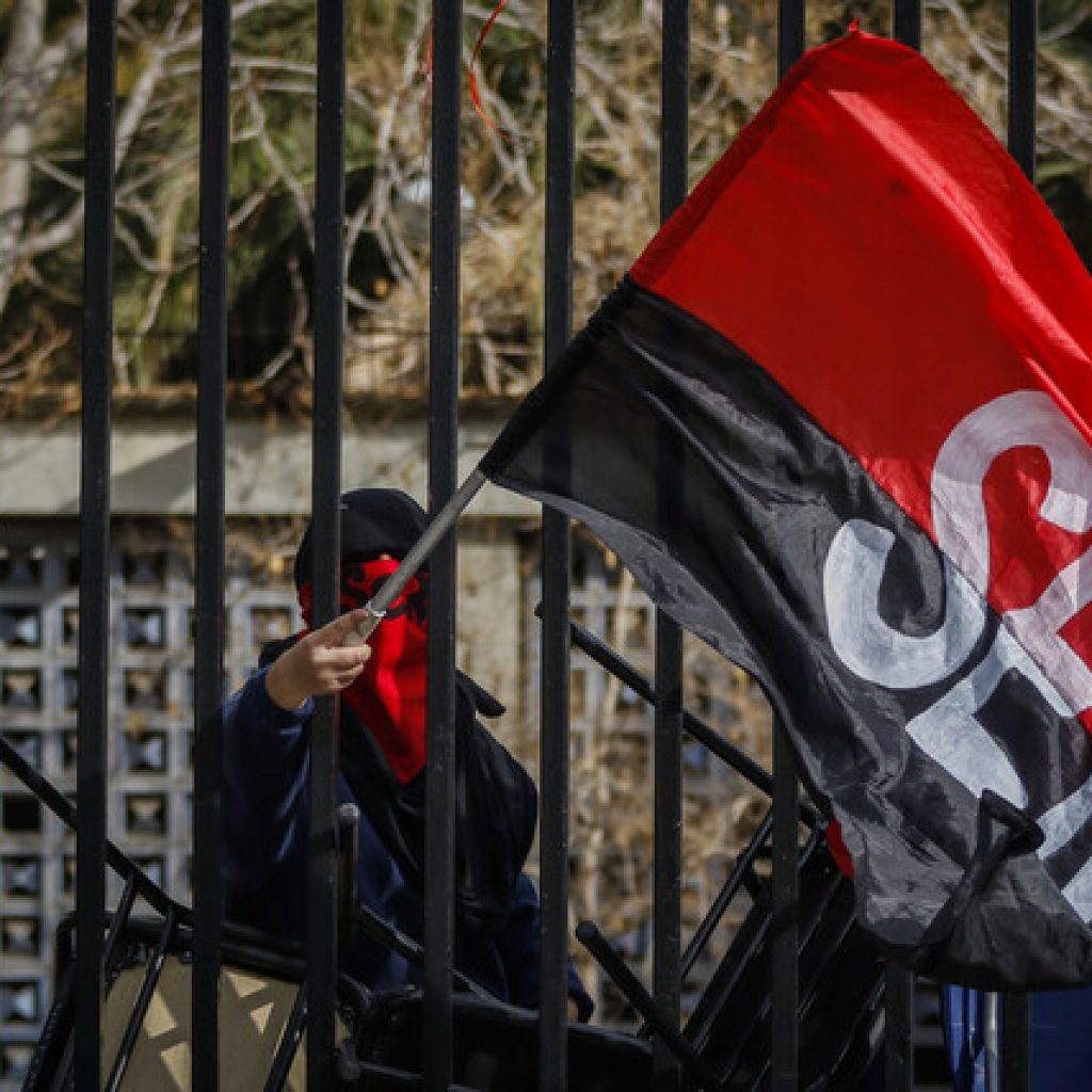 Ministro Raúl Figueroa criticó la toma del Instituto Nacional