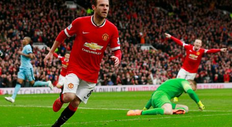 El español Juan Mata renovó una temporada con el Manchester United