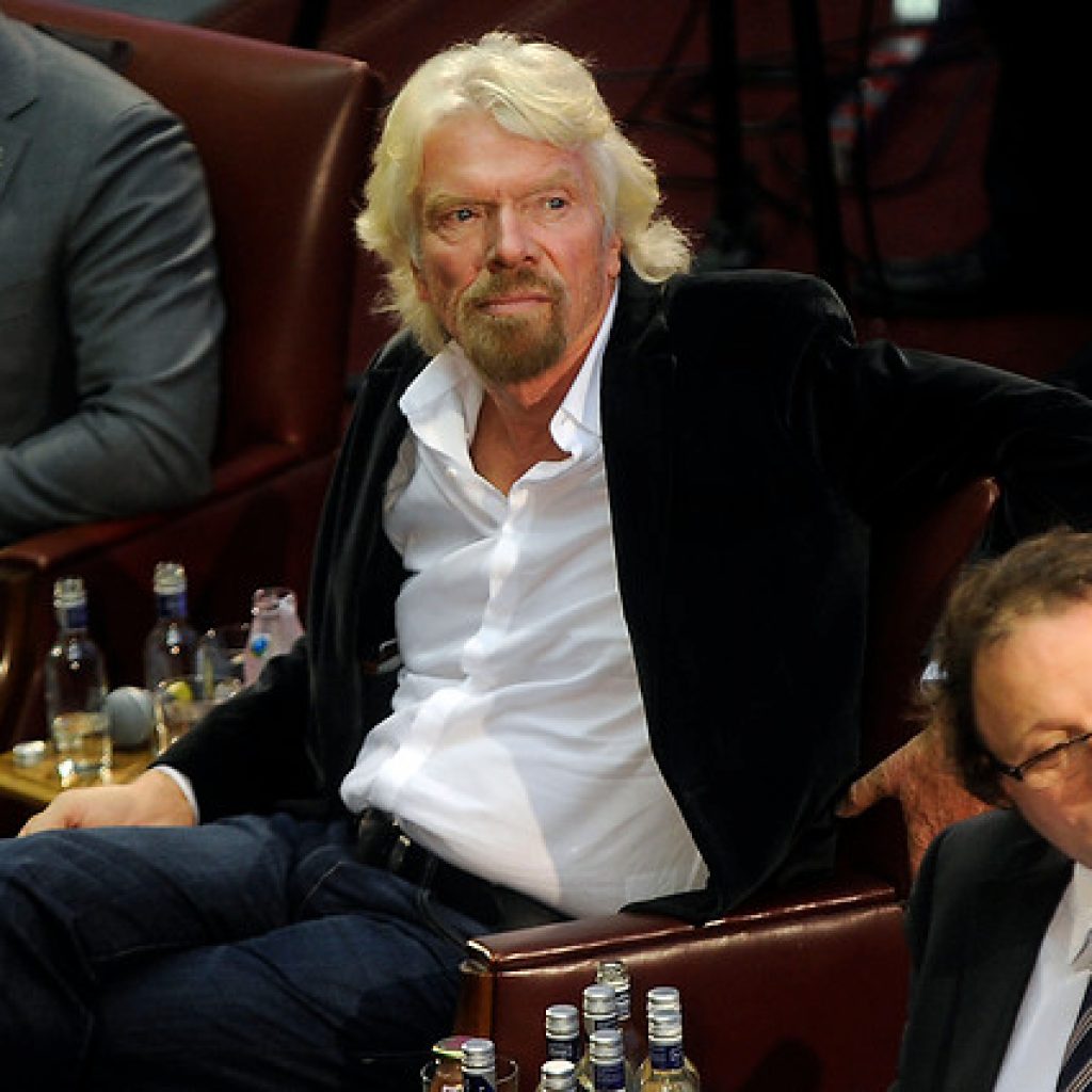 Despegó la nave que transporta al espacio al multimillonario Richard Branson