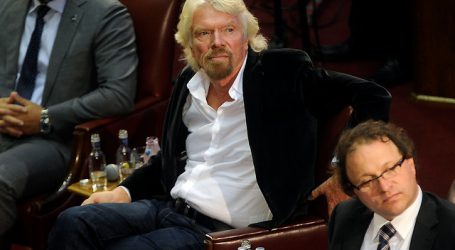 Despegó la nave que transporta al espacio al multimillonario Richard Branson