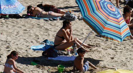 Llega al Senado proyecto que prohíbe fumar en playas, lagos y ríos