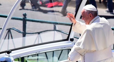 El Papa visita a los pacientes de oncología pediátrica en el hospital