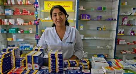 Trabajadores de farmacias adhieren a campaña para cerrar comercio a las 19 horas