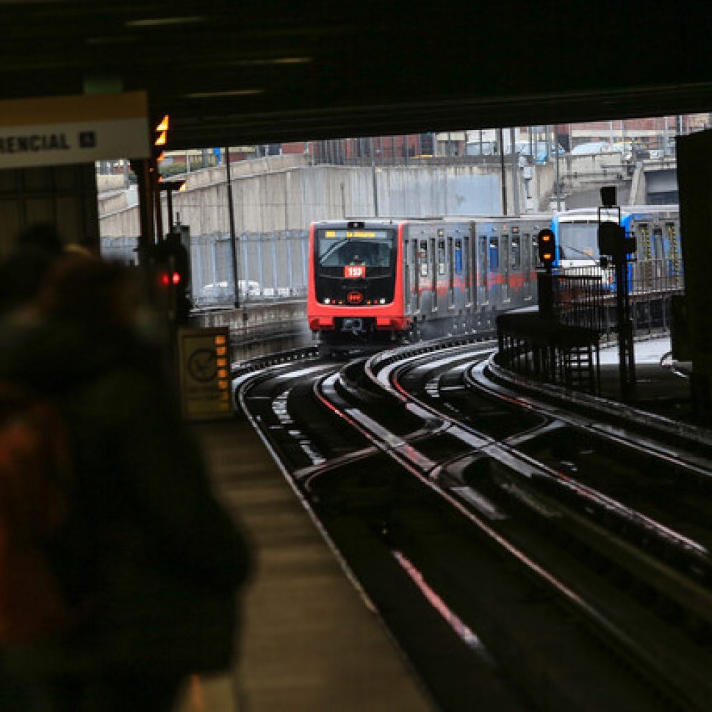 Metro de Santiago anunció que operará hasta las 23:00 horas desde el miércoles