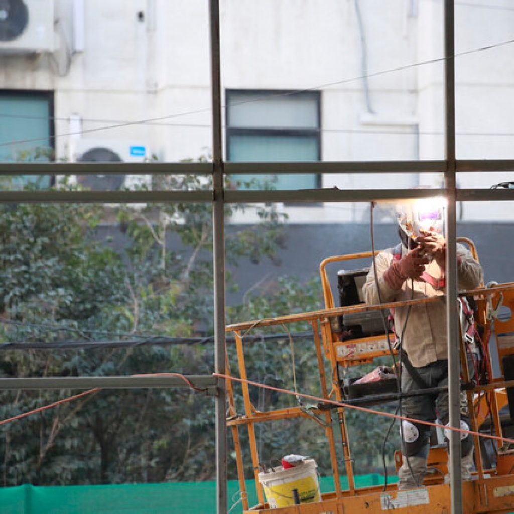 INE: Ingreso laboral promedio mensual en Chile fue de $635.134 en 2020