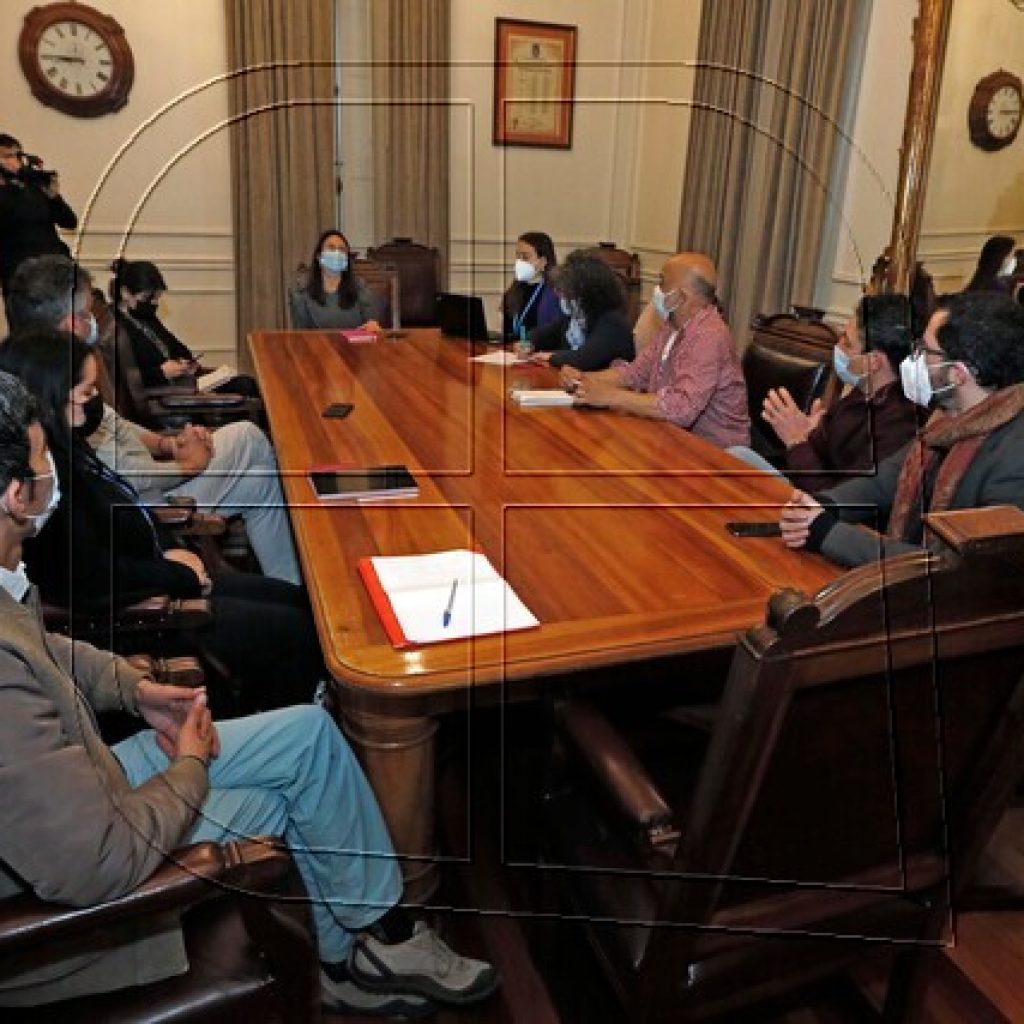 Alcaldesa de Santiago se reunió con vecinos y locatarios del Barrio Lastarria