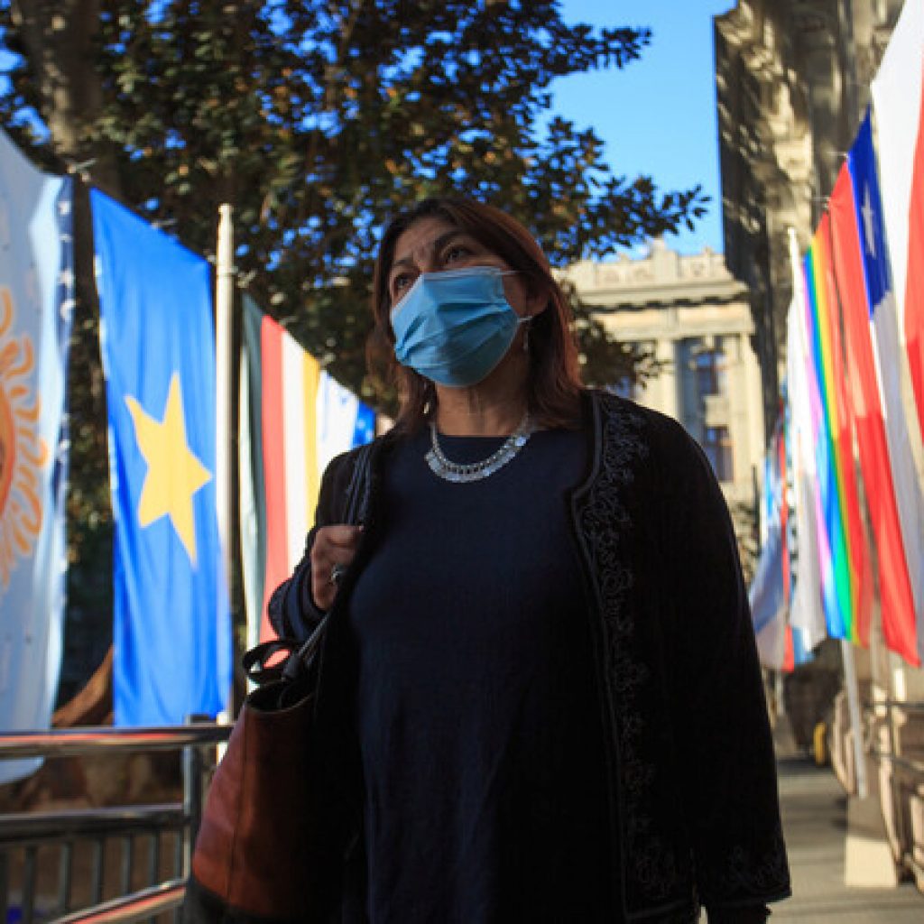 Mesa instala banderas para celebrar primer mes de la Convención Constitucional