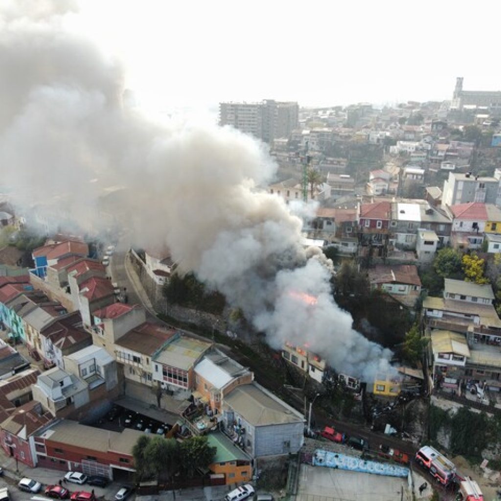 Incendio se registra en el cerro San Juan de Dios de Valparaíso
