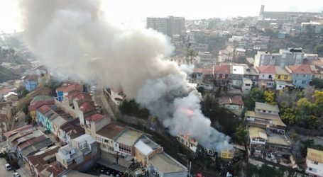 Incendio se registra en el cerro San Juan de Dios de Valparaíso