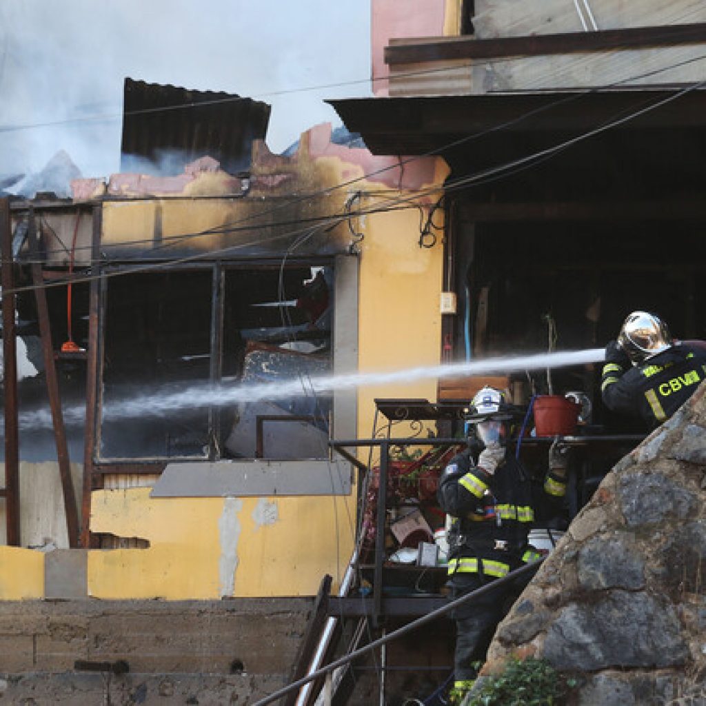Controlan propagación de incendio en cerro San Juan de Dios de Valparaíso
