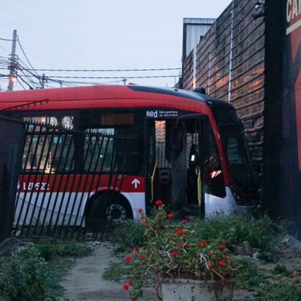 Tres lesionados dejó choque entre bus y camioneta en San Miguel