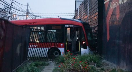 Tres lesionados dejó choque entre bus y camioneta en San Miguel