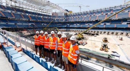 Ancelotti y varios jugadores del Madrid visitan las obras del Santiago Bernabéu